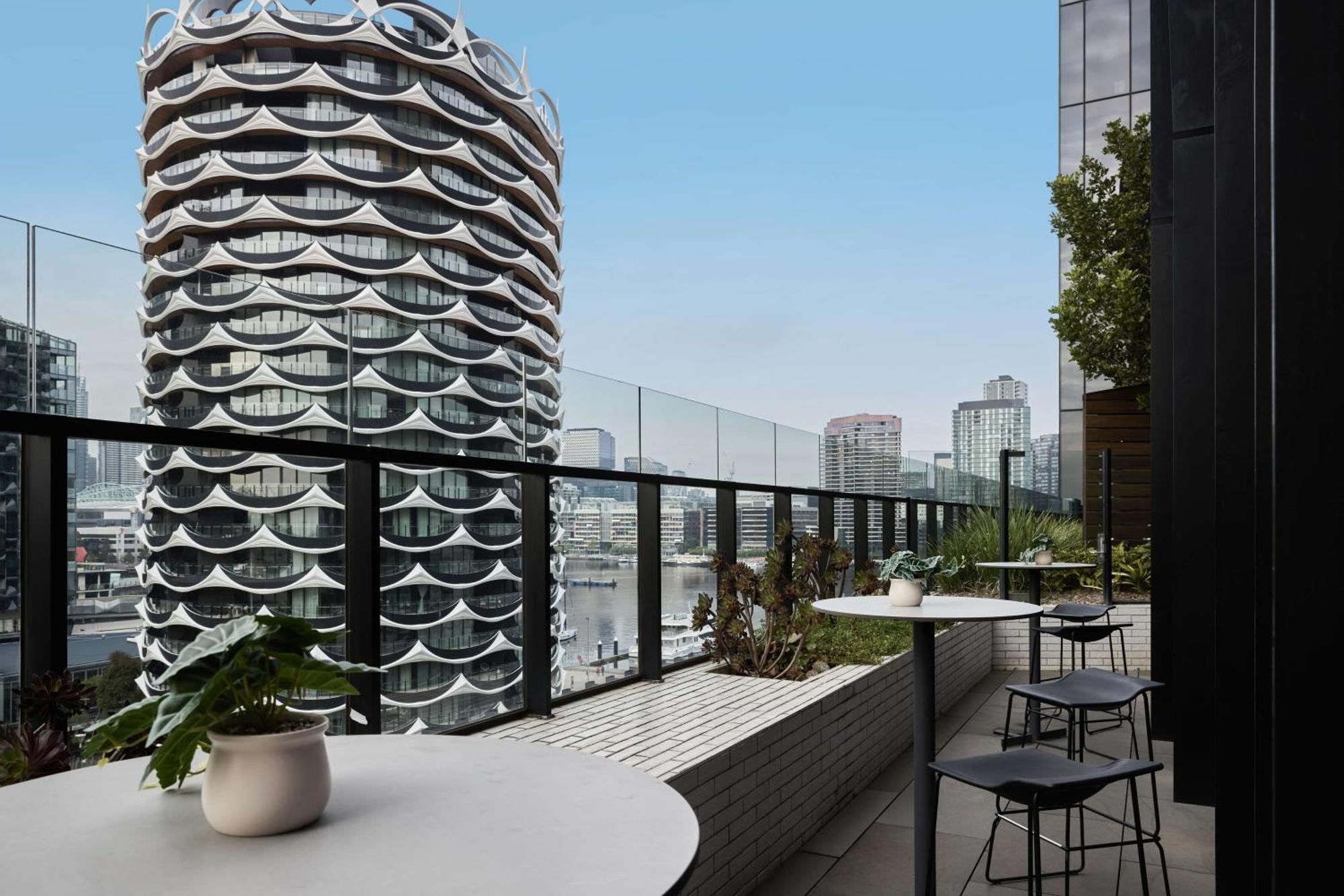 Vibe Hotel Melbourne Docklands Экстерьер фото