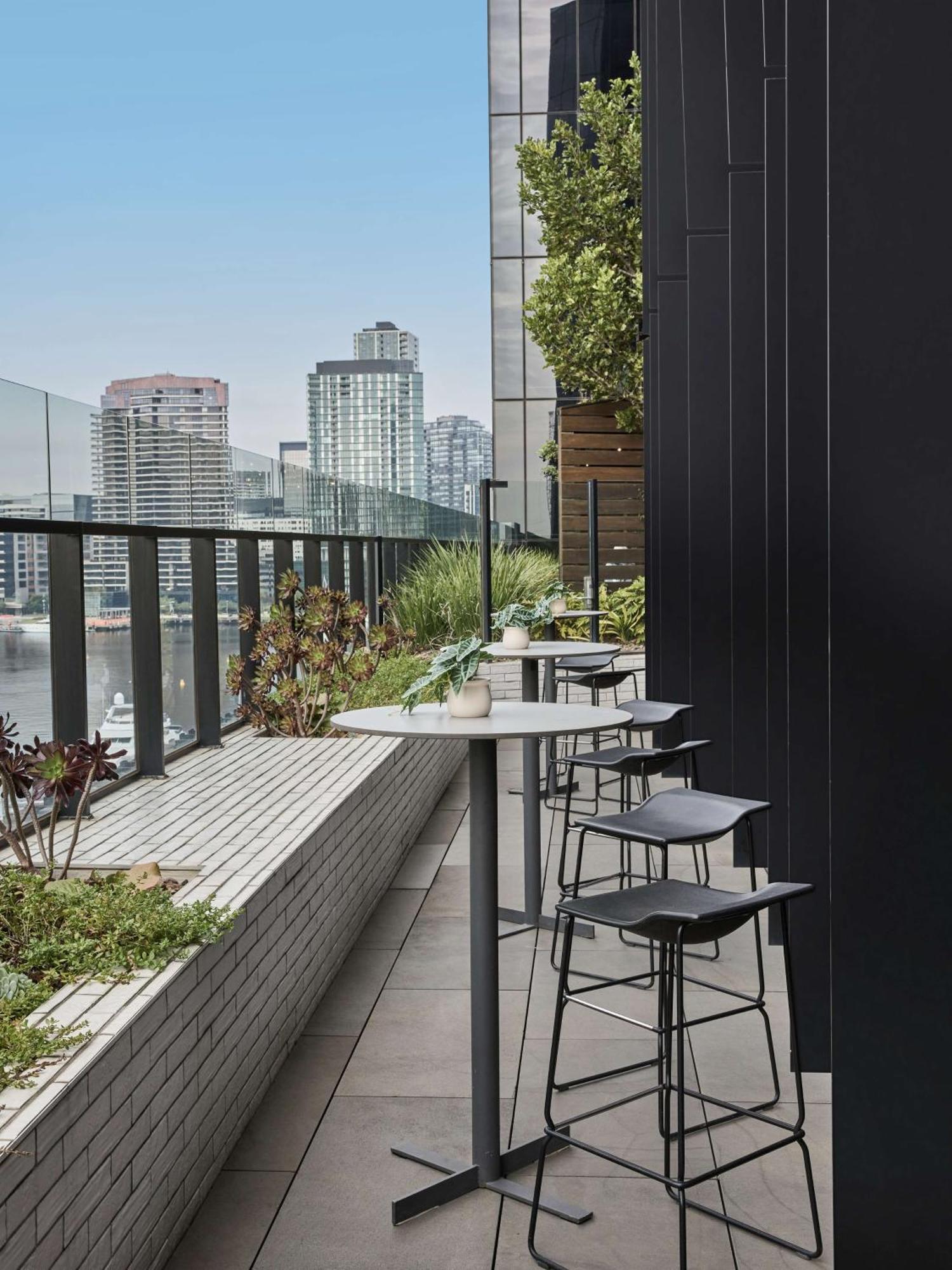 Vibe Hotel Melbourne Docklands Экстерьер фото